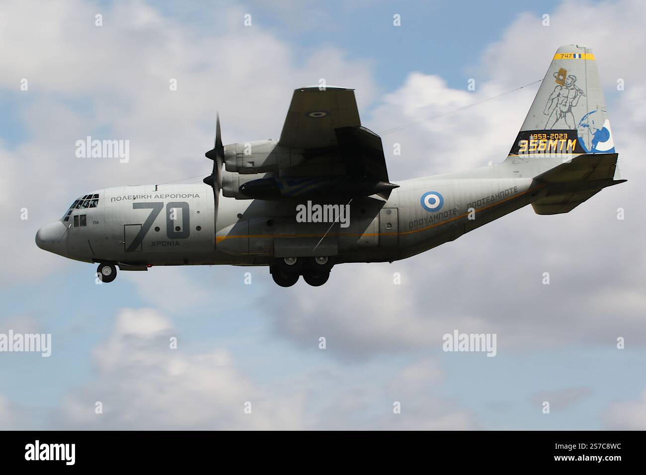 747, un Lockheed C-130H Hercules gestito dalla Hellenic Air Force (HAF), arrivando alla RAF Fairford nel Gloucestershire, in Inghilterra per sostenere il contingente HAF che partecipa al Royal International Air Tattoo 2024 (RIAT24). L'aereo indossa uno schema speciale per celebrare il 70° anniversario del 356° Squadrone per il trasporto tattico (356° TTS) o 356 Moíra Taktikón Metaforón (356 MTM). Foto Stock