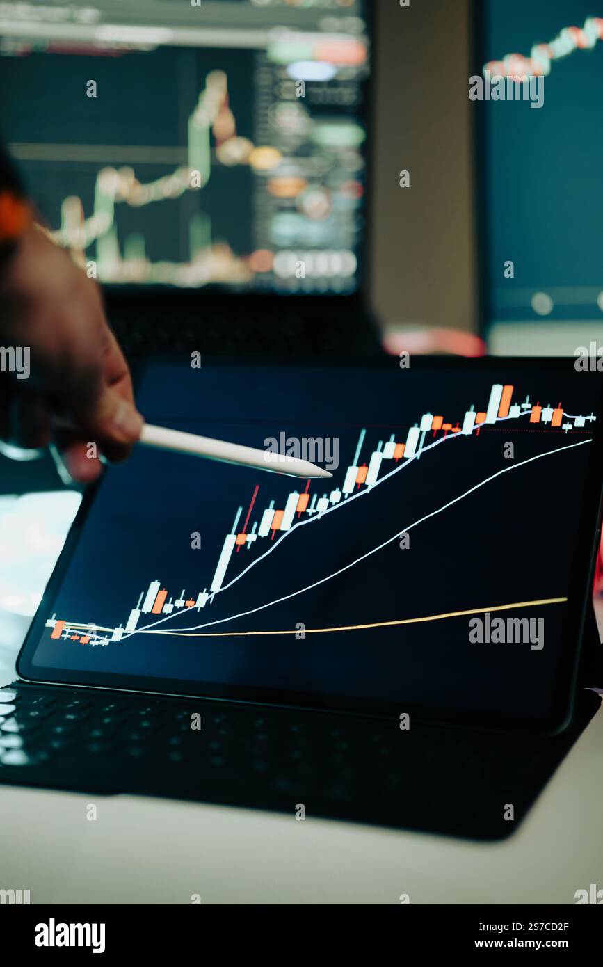 la schermata del grafico dei mercati finanziari tasso di cambio criptovaluta tasso di cambio office interior businessman a mano visualizza lo sfondo statistico Foto Stock