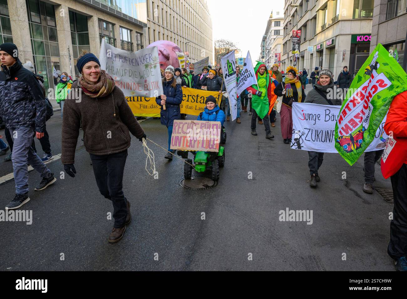 WIR haben es satt , Demo für andere Agrarpolitik, Berlino, 18.01.2025 Demo-Teilnehmer*innen mit Spielzeug-Trecker, da die richtigen Traktoren wegen der Maul-und-Klauen-Seuche nicht kommen konnten bei Wir haben es satt-Demo für 18.01.2025 für 2025 perché i veri trattori non potevano venire a causa dell'afta epizootica a Wir haben es satt Demo für eine andere Agrarpolitik, Berlino, 18 01 2025 Berlin Mitte Germania, Germania C. Foto Stock