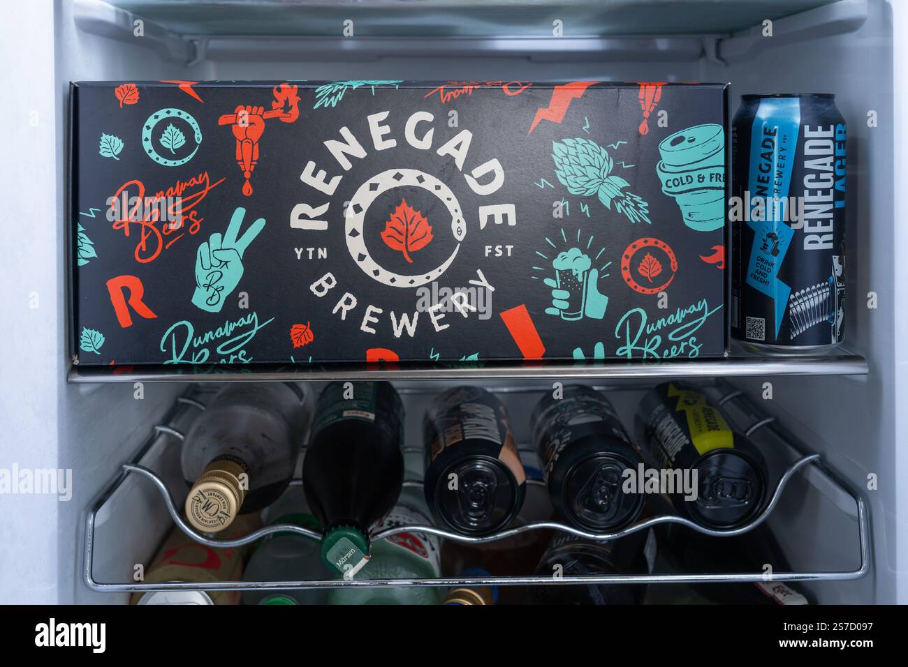 Scatola di birre e lattine del birrificio Renegade in frigorifero. La Renegade Brewery è un birrificio situato a Yattendon, Berkshire, Inghilterra. Ora di proprietà di Yattendon Group. Foto Stock