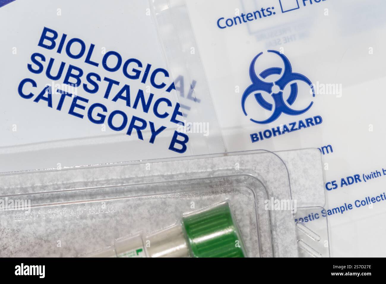 Kit di test combinato con tampone nasale per rilevare i virus SARS CoV-2 (Covid 19) e influenza A & B (influenza), con simbolo internazionale di rischio biologico e categoria B, Regno Unito Foto Stock
