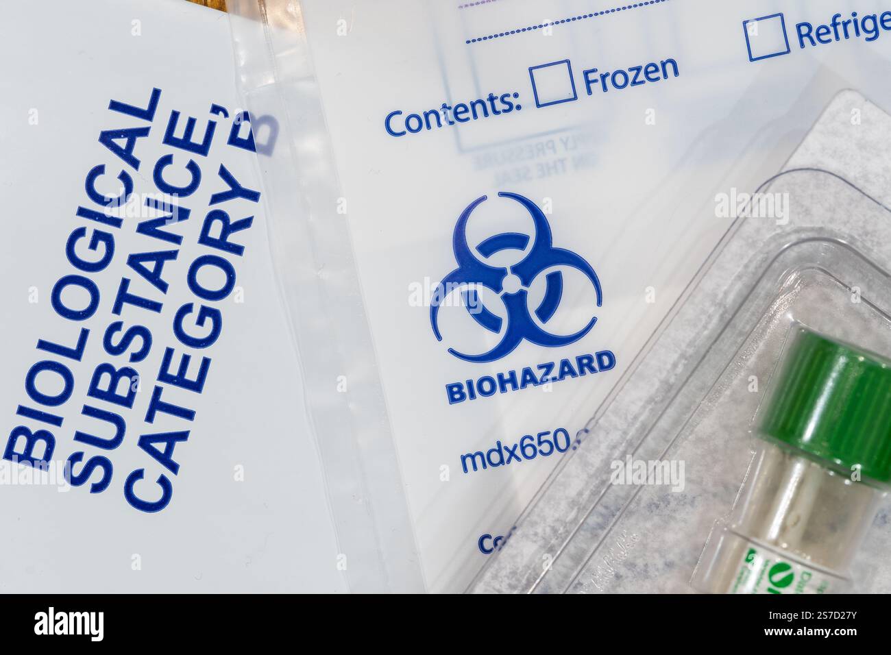 Kit di test combinato con tampone nasale per rilevare i virus SARS CoV-2 (Covid 19) e influenza A & B (influenza), con simbolo internazionale di rischio biologico e categoria B, Regno Unito Foto Stock