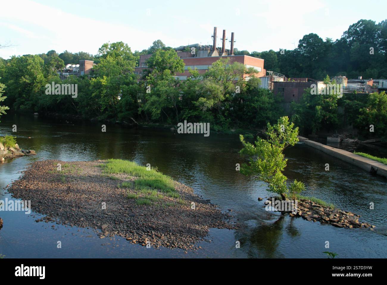 Lynchburg, Virginia, Stati Uniti. Vista sul fiume James con fabbriche costruite sulla riva. Foto Stock