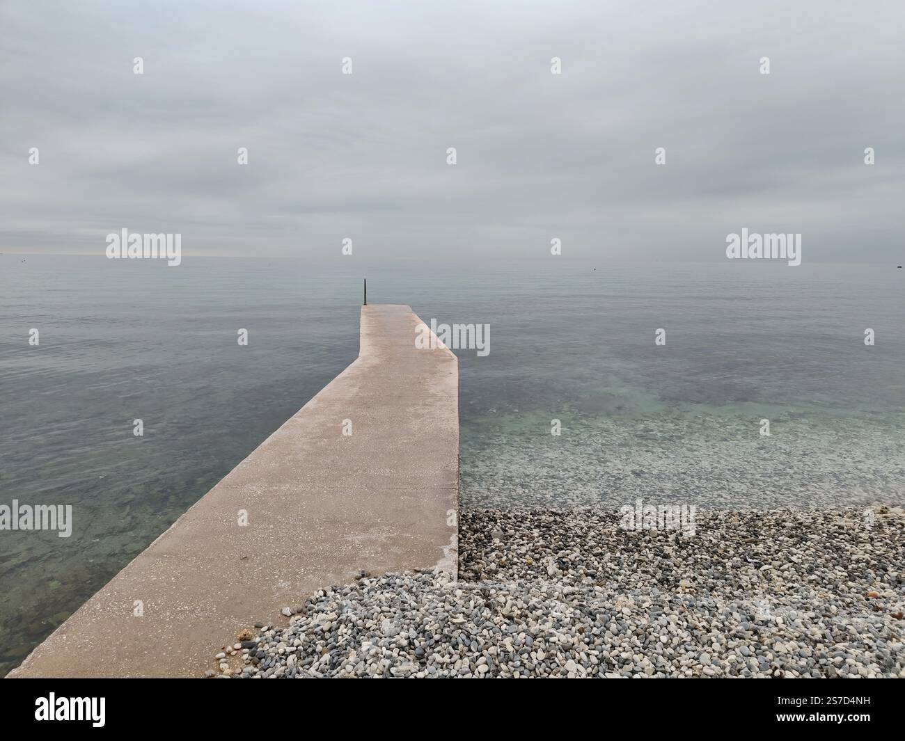 Molo tranquillo con vista sul mare calmo Foto Stock