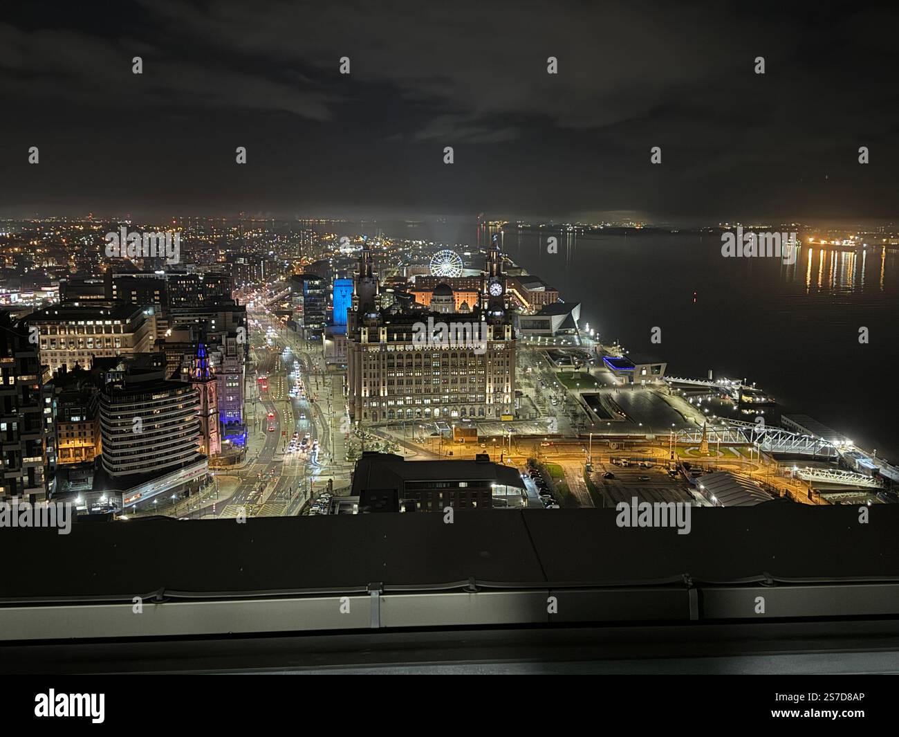 Il Liverpool Waterfront Liver Building di notte Foto Stock
