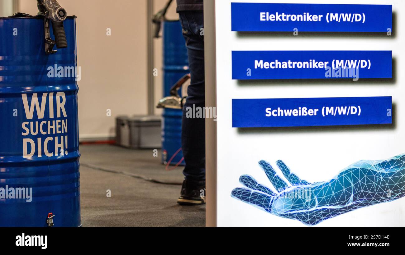 Cottbus, Germania. 19 gennaio 2025. "We Are Looking for You" è scritto nello stand di un'azienda artigiana alla fiera dell'artigianato Cottbus. La carenza di lavoratori qualificati è un problema fondamentale nel settore delle professioni specializzate. Crediti: Frank Hammerschmidt/dpa/Alamy Live News Foto Stock