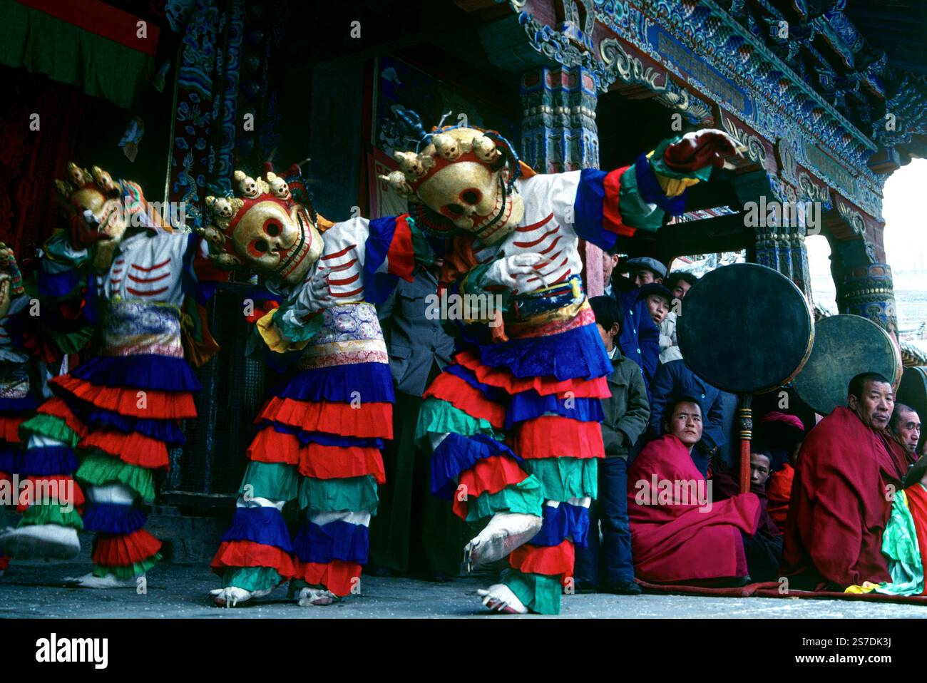I ballerini tibetani dello scheletro del Ging in maschere craniche eseguono la danza Cham durante le celebrazioni del Monlam che segnano il nuovo anno tibetano al monastero di Kumbum, noto anche come monastero Ta'er, 12 febbraio 1990 a Lusar, Xining, Qinghai, Cina. Foto Stock