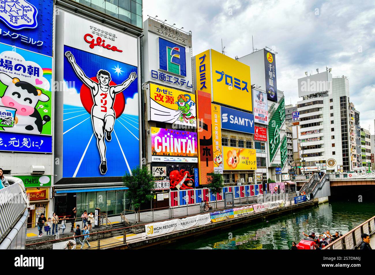 Osaka, Giappone- 24 ottobre 2024 : area per lo shopping a Dotonbori in serata del famoso spettacolo al neon Glico Running Man, la famosa destinazione a Shinsaibashi Foto Stock