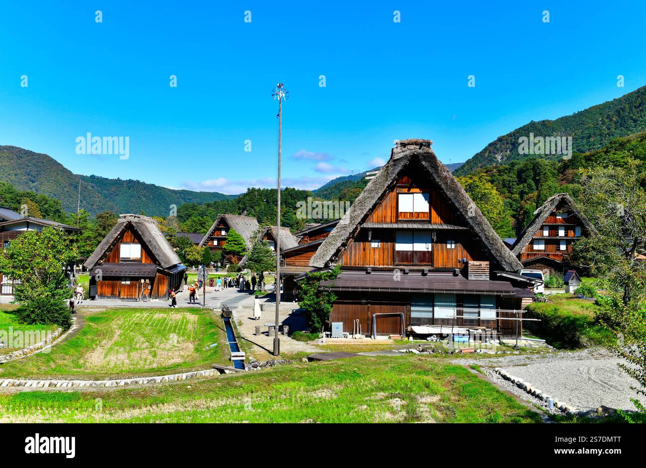 Paesaggistico tradizionale e storico villaggio giapponese (Shirakawa-go), patrimonio dell'umanità dell'UNESCO nella prefettura di Gifu a Jap Foto Stock
