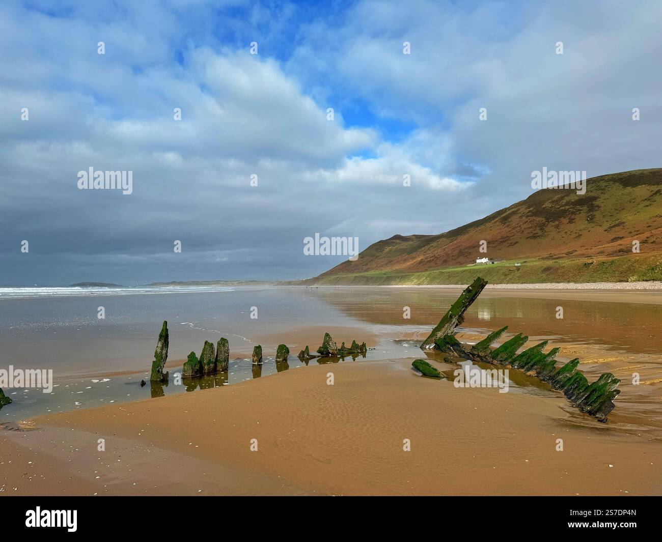 Spiaggia di Rhossili con il relitto dell'Helvetia e l'antico cottage bianco sullo sfondo, Gower, Swansea, Galles. - Immagine stock catturata con smartphone
