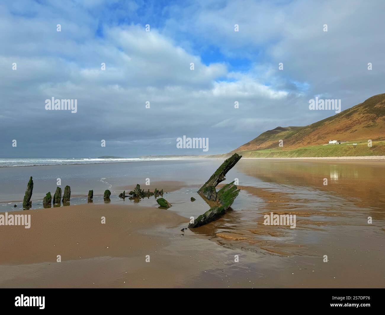 Spiaggia di Rhossili con il relitto dell'Helvetia e l'antico cottage bianco sullo sfondo, Gower, Swansea, Galles. - Immagine stock catturata con smartphone