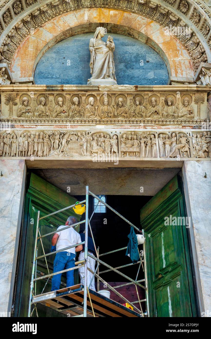Lavori di restauro sull'intricato portale del Battistero di San Giovanni a Pisa, in Italia, che espone le sue dettagliate sculture e sculture in pietra. Foto Stock