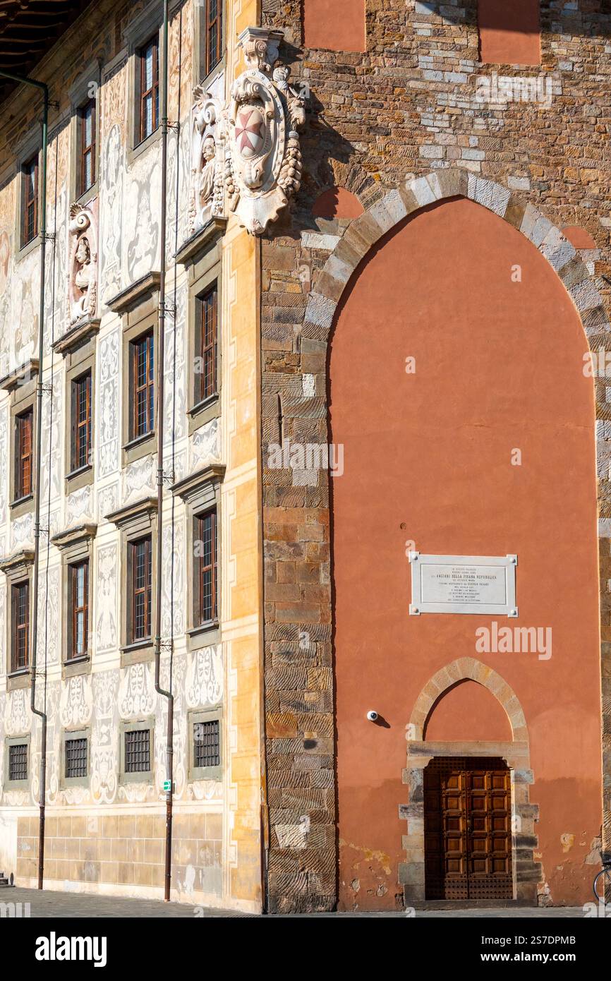 Una vista laterale del Palazzo della Carovana a Pisa, in Italia, che mostra la sua architettura rinascimentale progettata da Giorgio Vasari. Foto Stock
