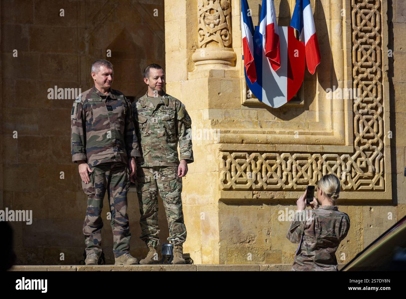 Beirut, Libano. 17 gennaio 2025. L-R : il generale di brigata francese Guillaume Ponchin e il maggiore generale statunitense Jasper Jeffers, entrambi responsabili del comitato di monitoraggio del cessate il fuoco concordati da Hezbollah e Israele in Libano, posano per una foto alla Pine Residence, residenza dell'ambasciatore francese a Beirut, Libano, il 17 gennaio 2025. Foto di Ammar Abd Rabbo/ABACAPRESS. COM credito: Abaca Press/Alamy Live News Foto Stock