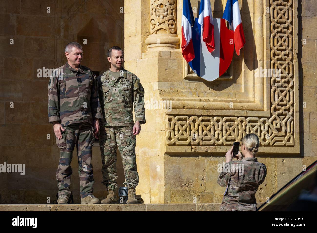 Beirut, Libano. 17 gennaio 2025. L-R : il generale di brigata francese Guillaume Ponchin e il maggiore generale statunitense Jasper Jeffers, entrambi responsabili del comitato di monitoraggio del cessate il fuoco concordati da Hezbollah e Israele in Libano, posano per una foto alla Pine Residence, residenza dell'ambasciatore francese a Beirut, Libano, il 17 gennaio 2025. Foto di Ammar Abd Rabbo/ABACAPRESS. COM credito: Abaca Press/Alamy Live News Foto Stock