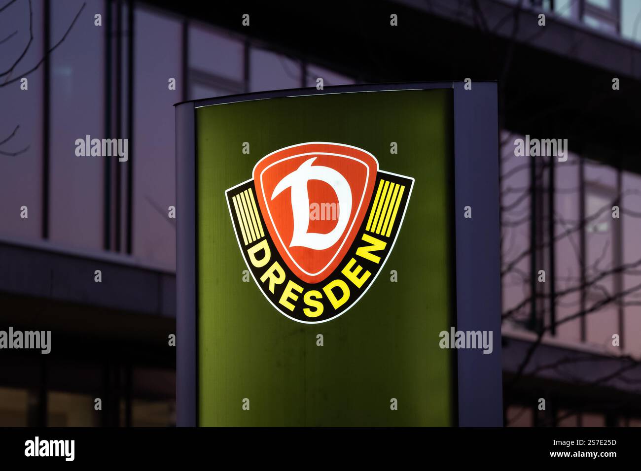 Logo della Dinamo Dresda, simbolo della squadra di calcio nota anche come SGD 1953. La lettera rossa D nell'icona è completata dai colori nero e giallo. Foto Stock