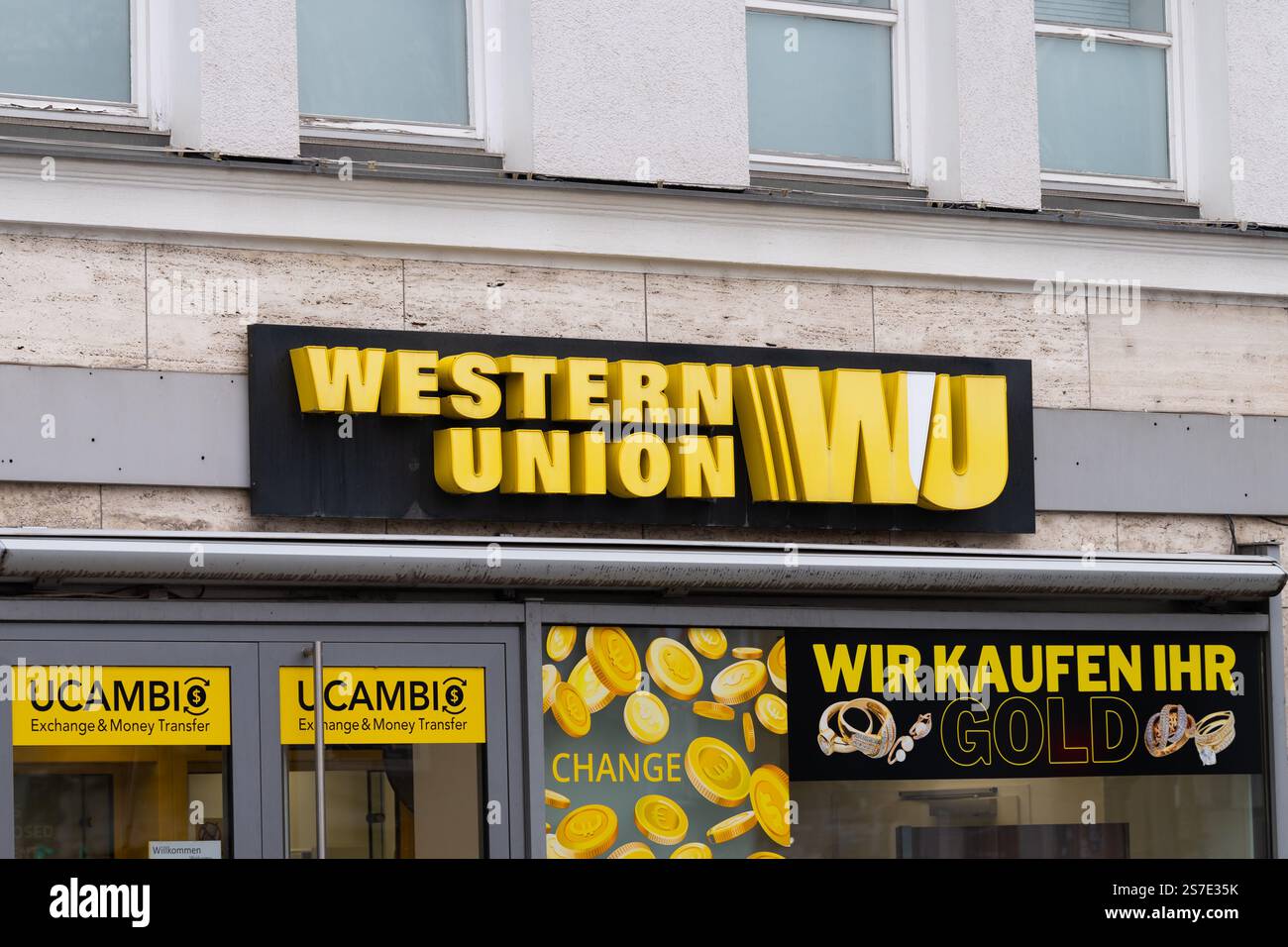 Ufficio di cambio e trasferimento di denaro di Western Union. Cartello con il logo sull'esterno di un edificio nel centro della città. Offre servizi finanziari in tutto il mondo. Foto Stock