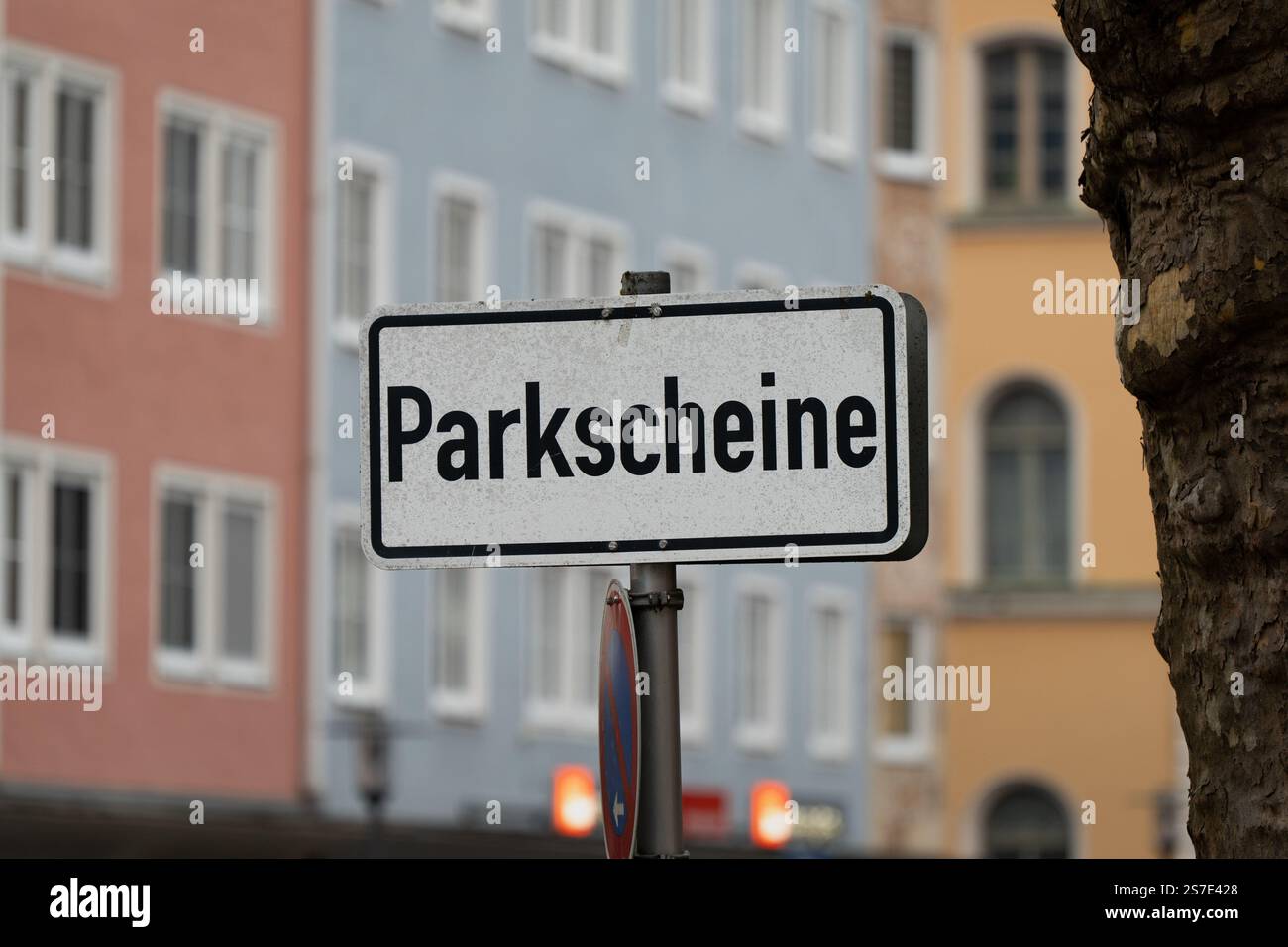 Parkscheine (biglietti parcheggio) insegna in lingua tedesca. Informazioni sulla posizione dei parchimetri. Parcheggio in una piccola città. Foto Stock