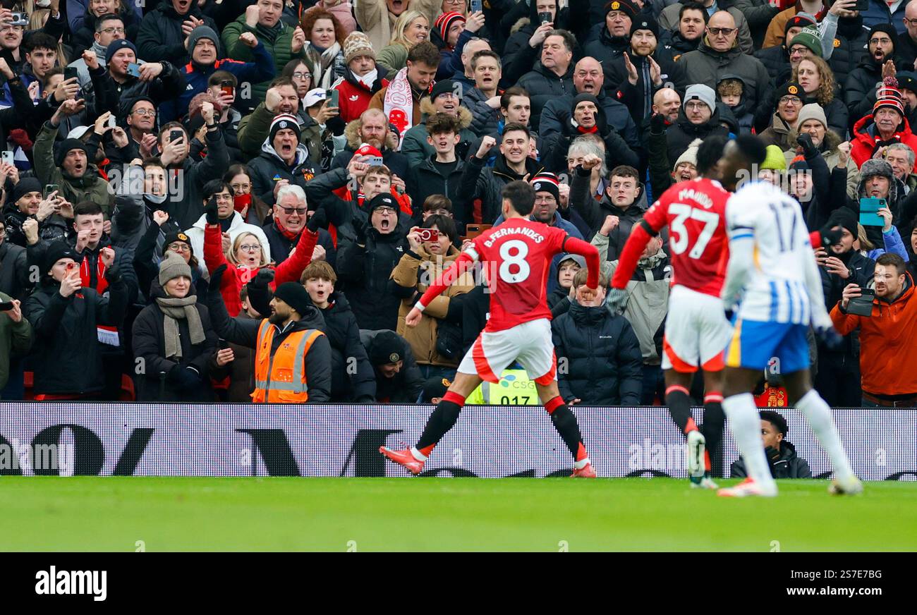 Old Trafford, Manchester, Regno Unito. 19 gennaio 2025. Premier League Football, Manchester United contro Brighton e Hove Albion; Bruno Fernandes dopo il suo calcio di rigore al 23° minuto segna 1-1 crediti: Action Plus Sports/Alamy Live News Foto Stock