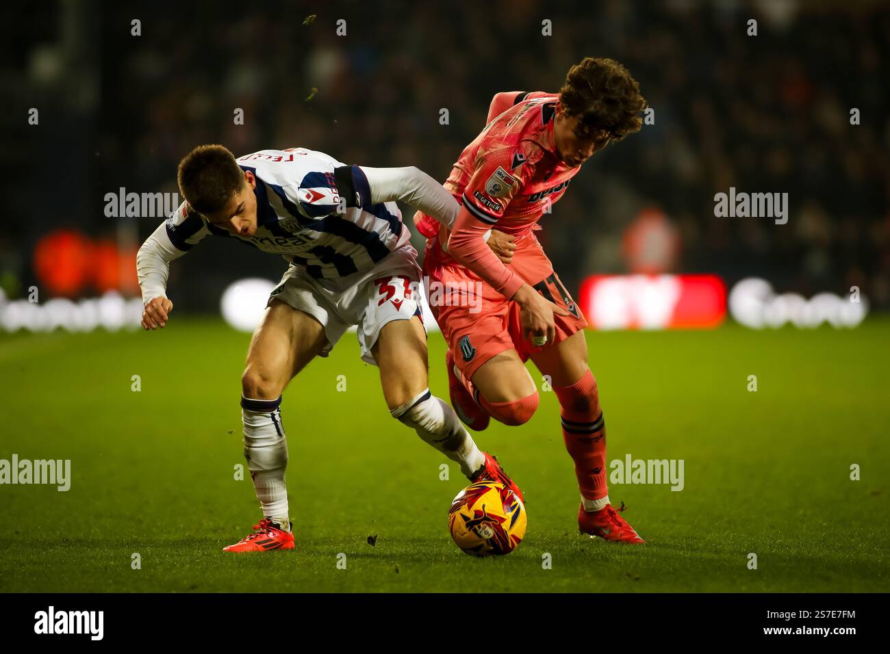 Tom Fellows di West Bromwich Albion combatte con Lewis Koumas di Stoke City per il pallone durante il match per il titolo EFL Foto Stock