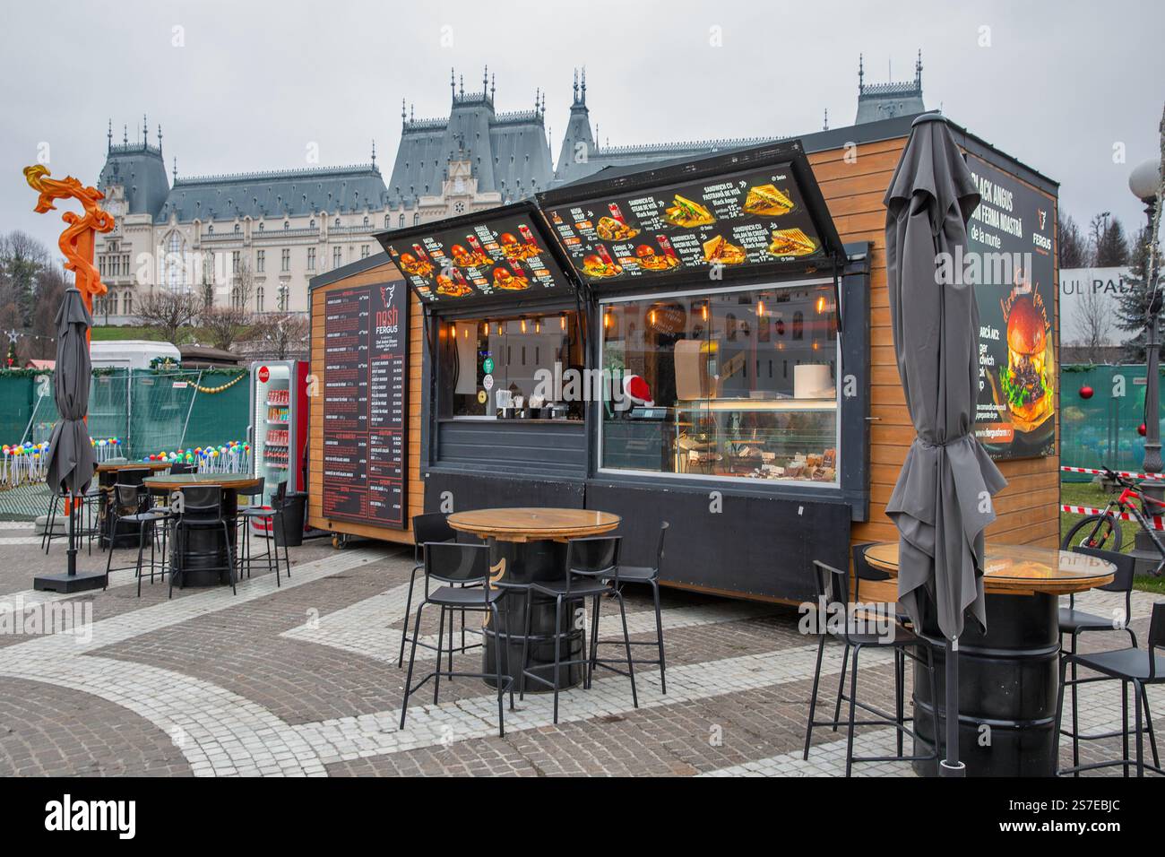 Iasi, Romania - 26 dicembre 2024: Chiosco fast food locale di nosh Fergus. Il Palazzo della Cultura può essere visto sullo sfondo Foto Stock