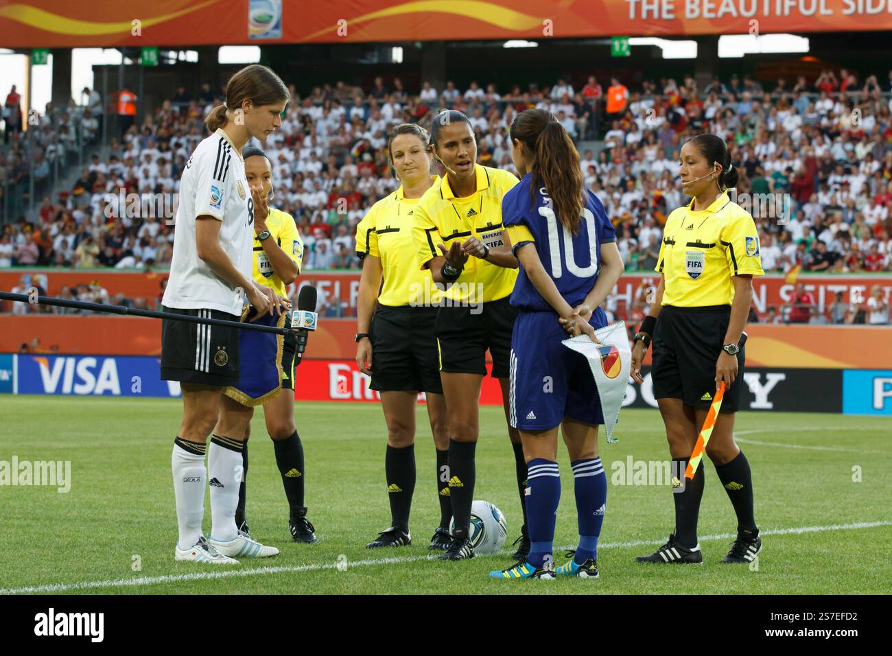 WOLFSBURG, GERMANIA - 9 LUGLIO: L'arbitro Quetzalli Alvarado conduce il lancio della moneta con il capitano della squadra tedesca Kerstin Garefrekes (L) e il capitano della squadra giapponese Homare Sawa (R) prima di una partita di calcio dei quarti di finale della Coppa del mondo femminile FIFA il 9 luglio 2011 all'Arena Im Allerpark di Wolfsburg, Germania. Solo per uso editoriale. Uso commerciale vietato. (Fotografia di Jonathan Paul Larsen / Diadem Images) Foto Stock