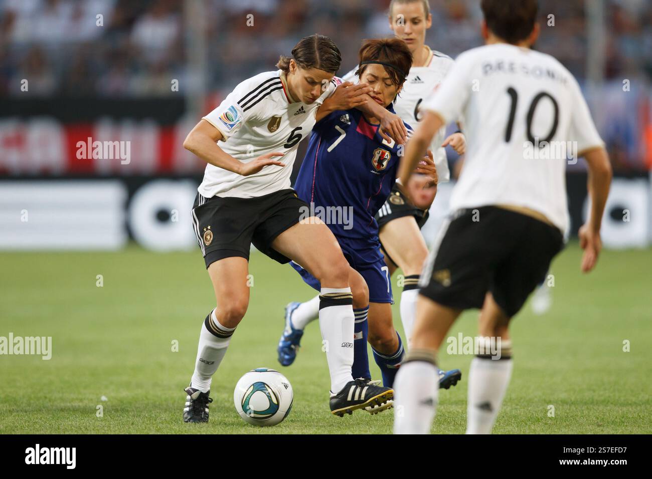 WOLFSBURG, GERMANIA - 9 LUGLIO: La Germania Annike Krahn (5) controlla la palla contro il Giappone Kozue Ando (7) durante una partita di calcio dei quarti di finale della Coppa del mondo femminile FIFA il 9 luglio 2011 all'Arena Im Allerpark di Wolfsburg, Germania. Solo per uso editoriale. Uso commerciale vietato. (Fotografia di Jonathan Paul Larsen / Diadem Images) Foto Stock