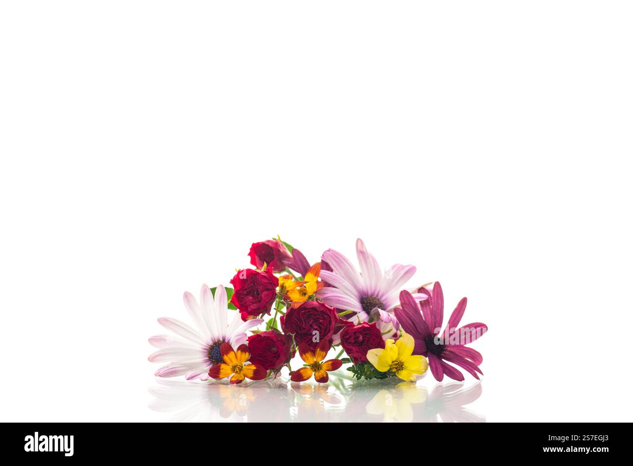 piccolo bouquet di piccoli fiori estivi multicolori. Foto Stock