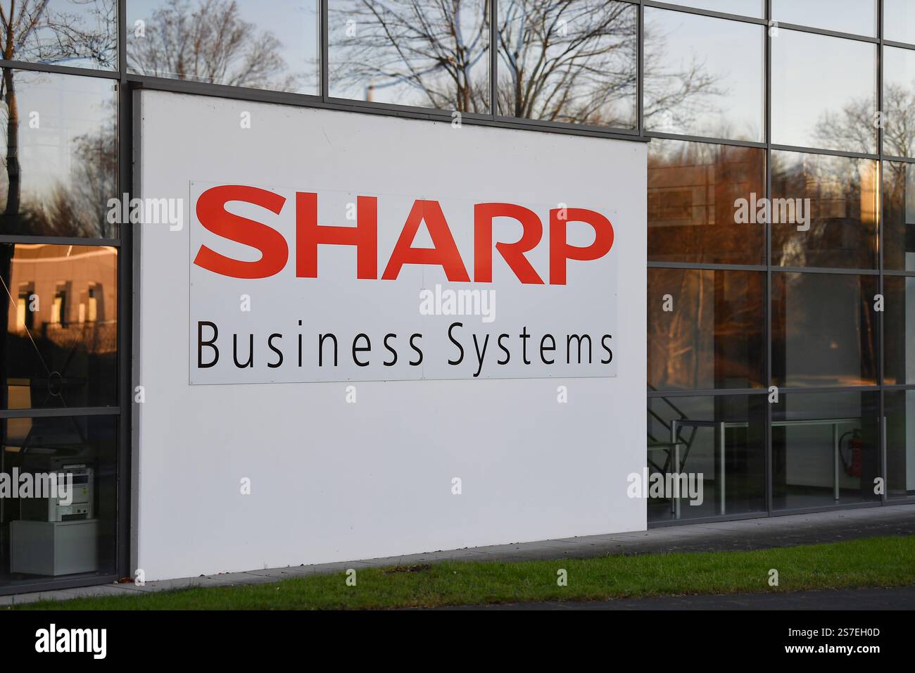 Germania, Paderborn, Januar 19. 2025, firma o scrittura di SHARP Business Systems, offre prodotti e soluzioni innovativi nel settore aziendale Foto Stock