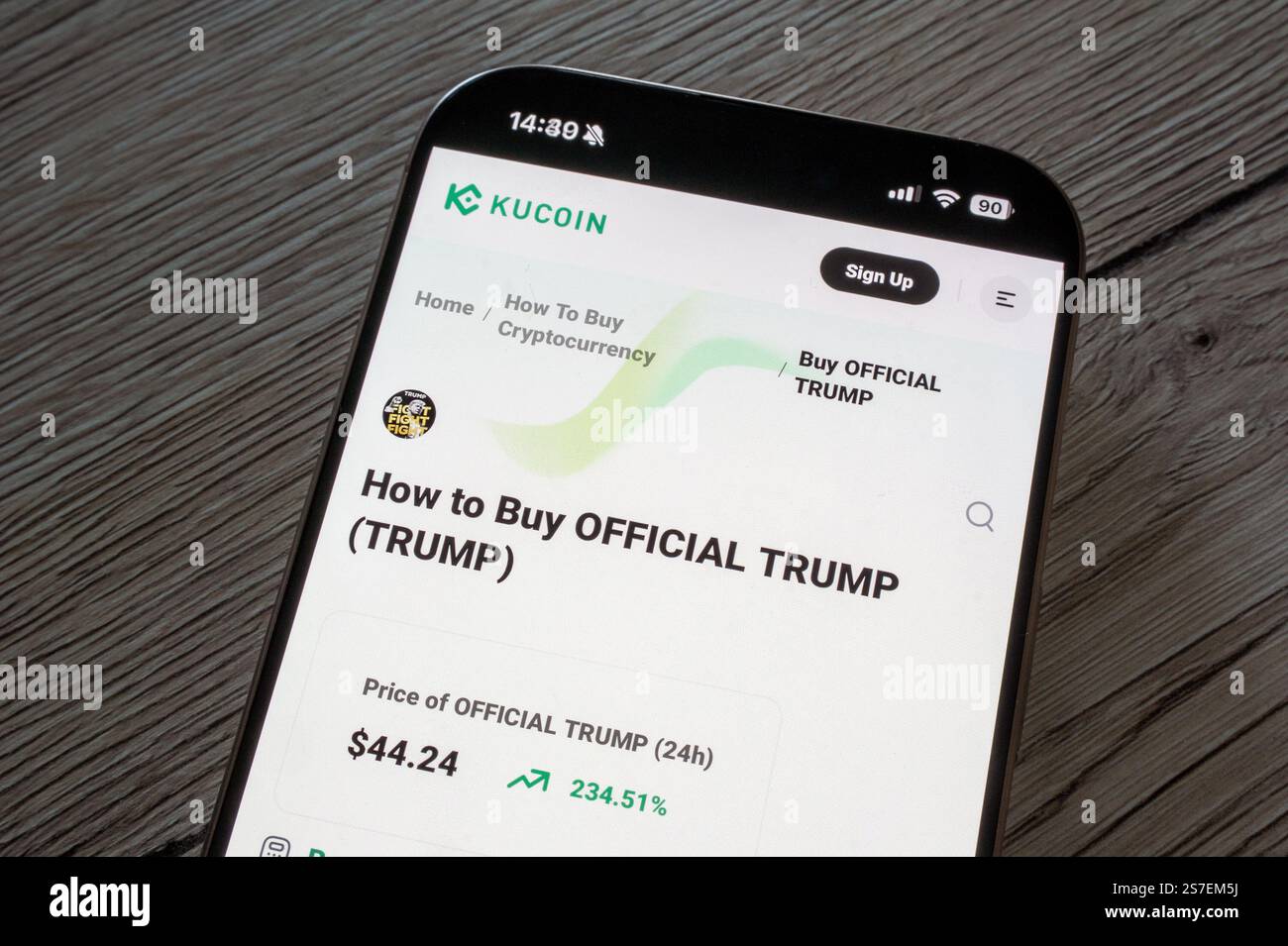 OSTRAVA, CECHIA - 19 GENNAIO 2025: Sito web di KuCoin con articolo su come acquistare la criptovaluta ufficiale TrumpCoin TRUMP Foto Stock
