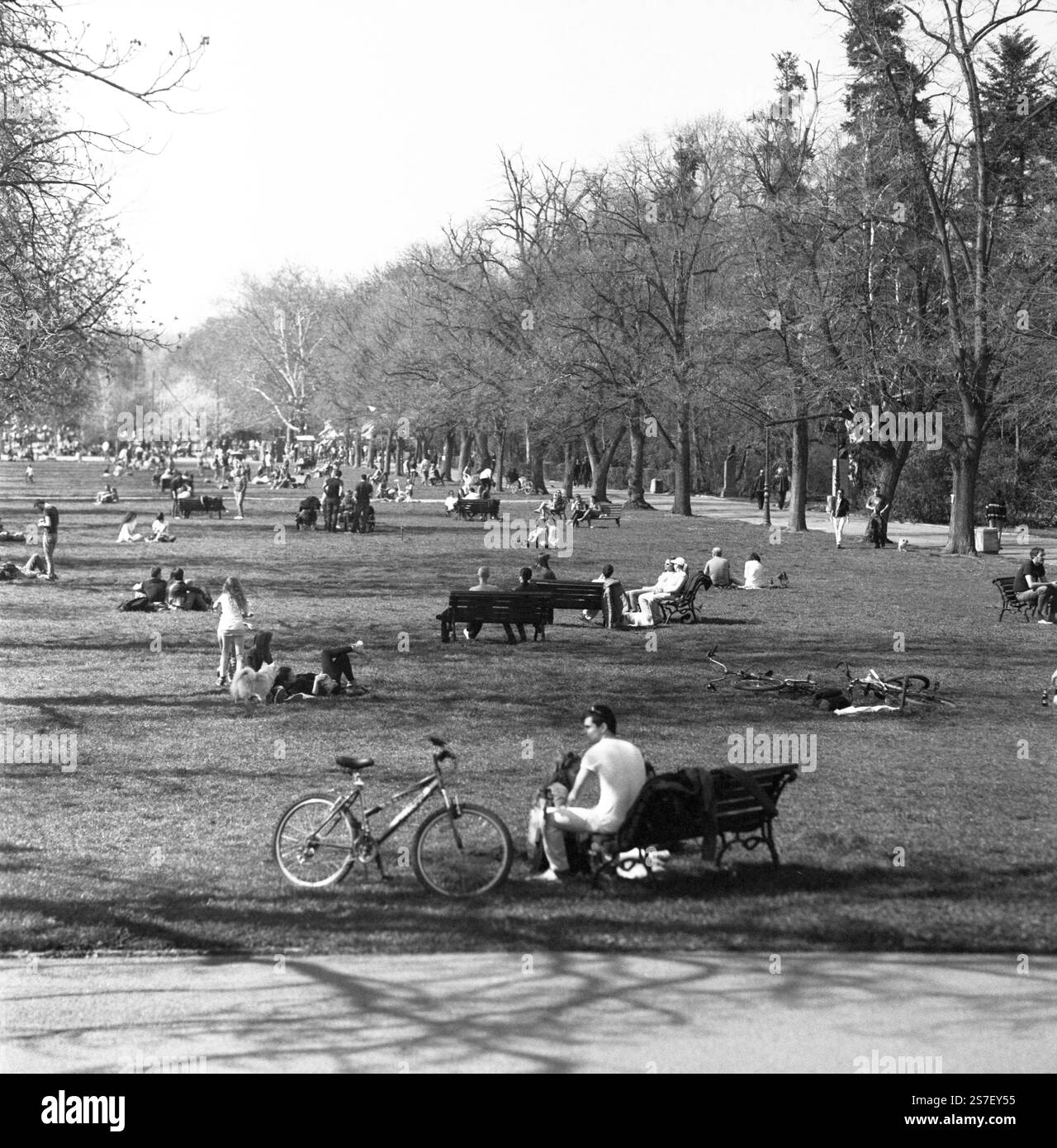 Persone in una passeggiata nel giardino di Borisova, Sofia, Bulgaria Foto Stock