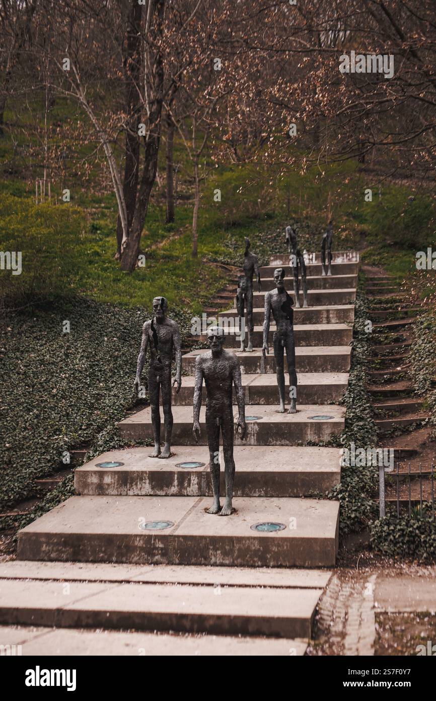 Praga, repubblica Ceca - 27 marzo 2023: Statue di bronzo che salgono le scale di cemento nel parco della collina petrin, memoriale delle vittime del comunismo Foto Stock
