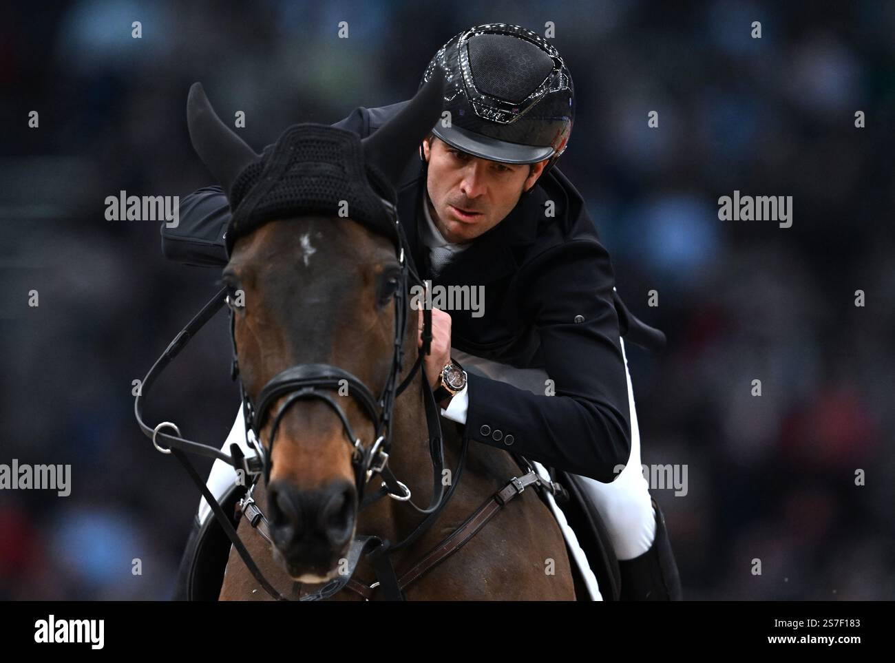 Lipsia, Germania. 19 gennaio 2025. Sport equestre/salto, Coppa del mondo, gara di salto ostacoli con salto. Steve Guerdat, dalla Svizzera, cavalca Lancelotta lungo il percorso. Crediti: Hendrik Schmidt/dpa/Alamy Live News Foto Stock