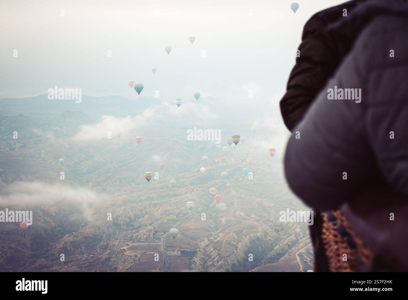 i passeggeri al decollo in mongolfiera godono di vedute delle valli kapadokya all'interno del cestino in mongolfiera in inverno. Volo in mongolfiera in Cappadocia Foto Stock