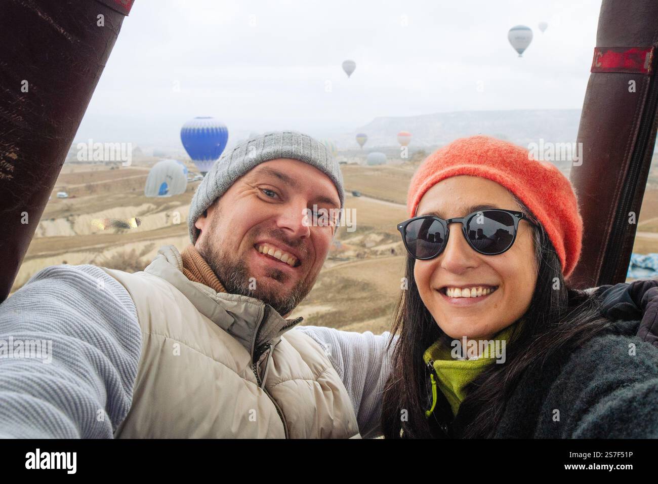 i passeggeri in mongolfiera potranno ammirare le viste all'interno del cestino in mongolfiera in inverno. Concetto di volo in mongolfiera in Cappadocia Foto Stock