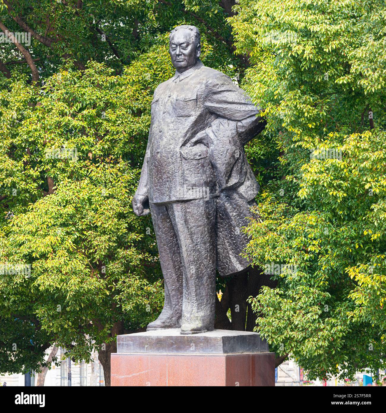 Shanghai, Cina. 7 gennaio 2025. Grande statua in bronzo dell'ex sindaco Chen Yi nel centro della città Foto Stock