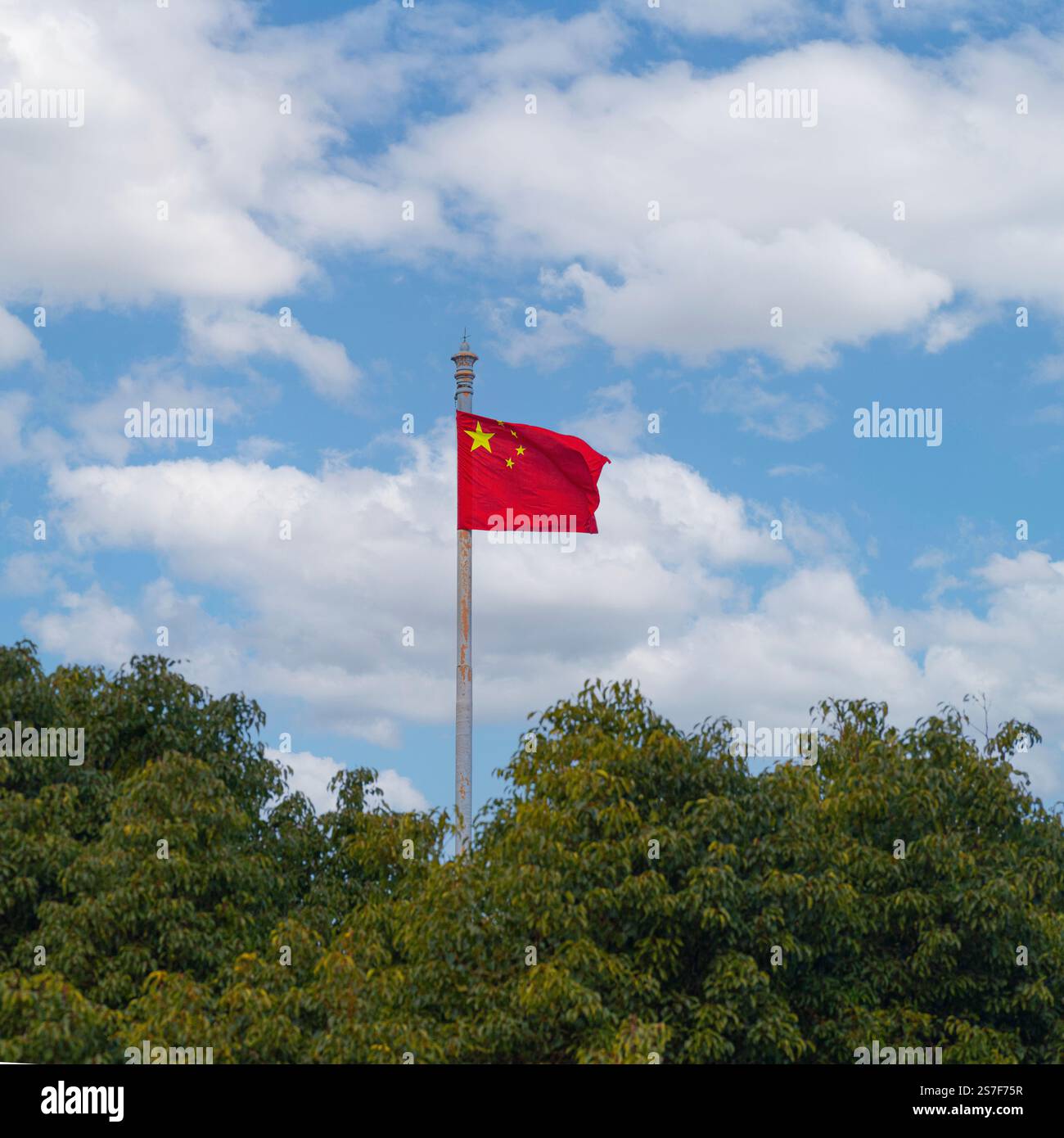 Shanghai, Cina. 7 gennaio 2025. vista della bandiera cinese che sventola sul cielo Foto Stock