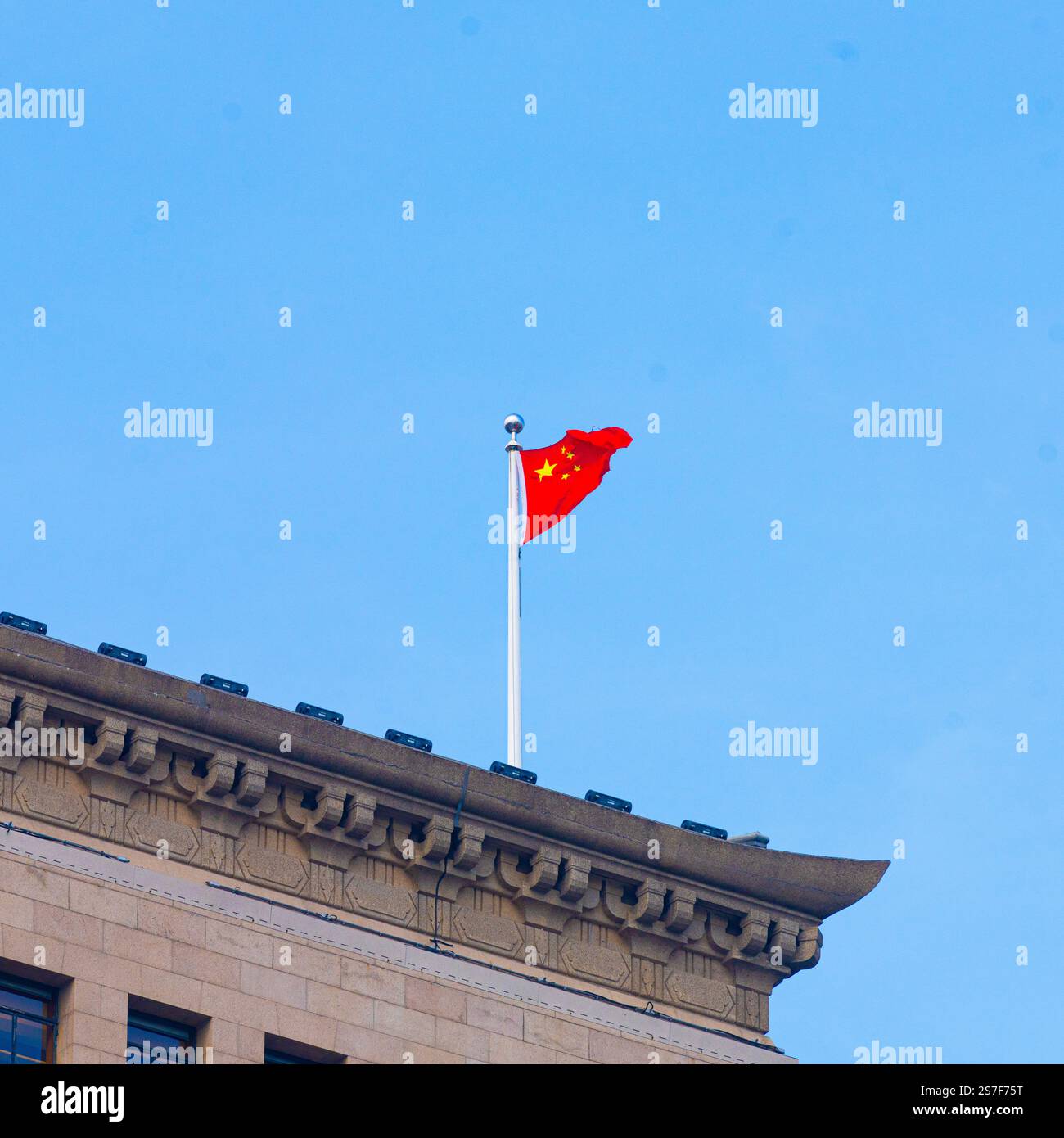 Shanghai, Cina. 7 gennaio 2025. vista della bandiera cinese che sventola sul cielo Foto Stock