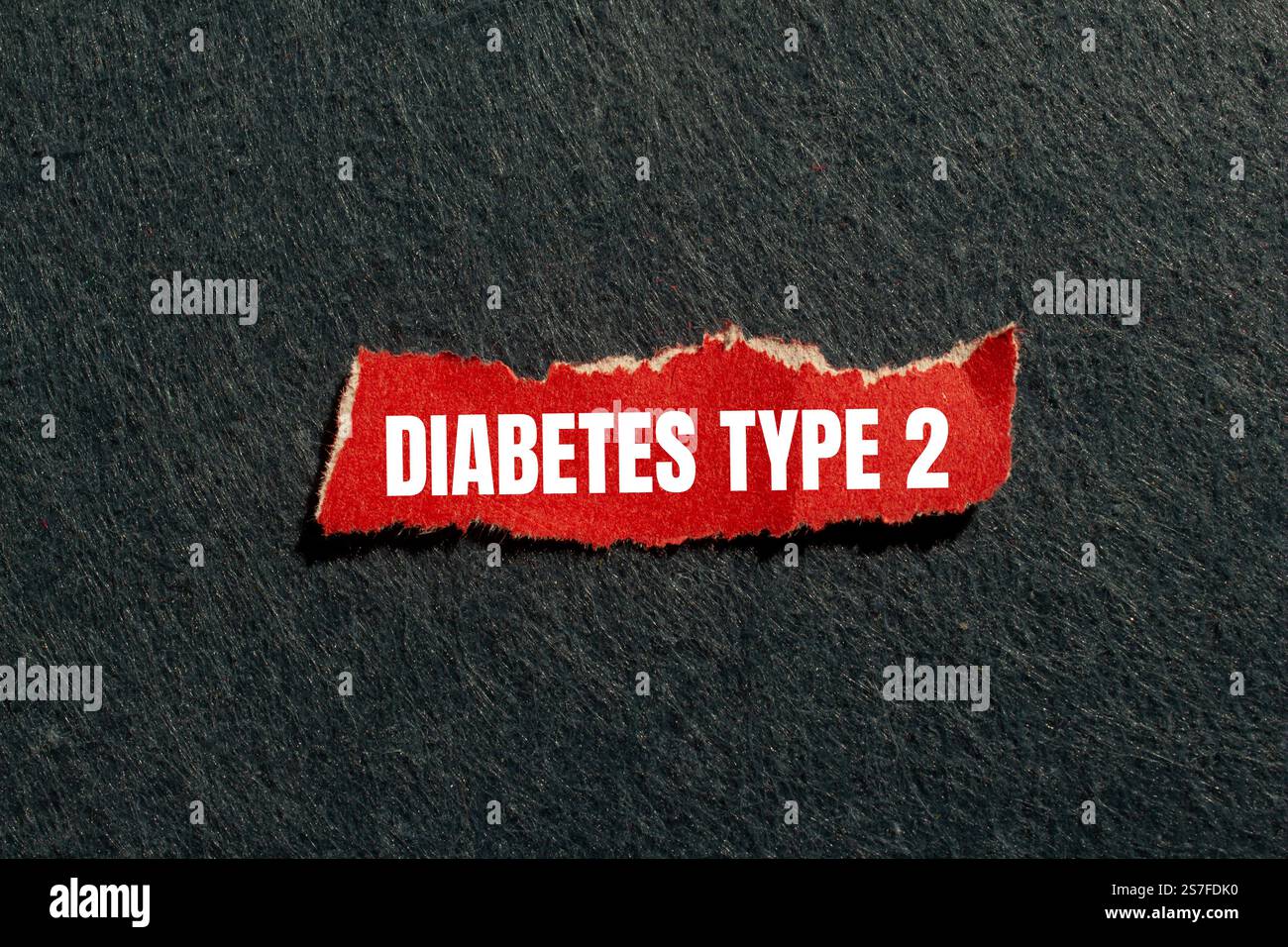 Messaggio per il diabete di tipo 2 scritto su un pezzo di carta rosso strappato con sfondo grigio. Simbolo del diabete concettuale di tipo 2. Copia spazio. Foto Stock