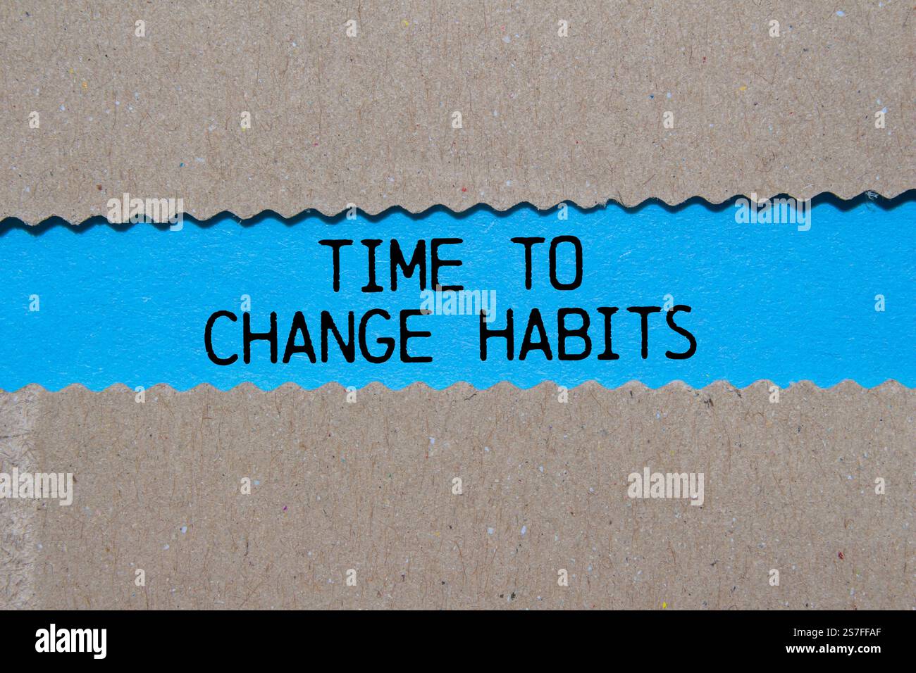 Messaggio tempo per cambiare abitudini scritto su carta strappata su sfondo blu. Simbolo del tempo concettuale per cambiare le abitudini. Copia spazio. Foto Stock
