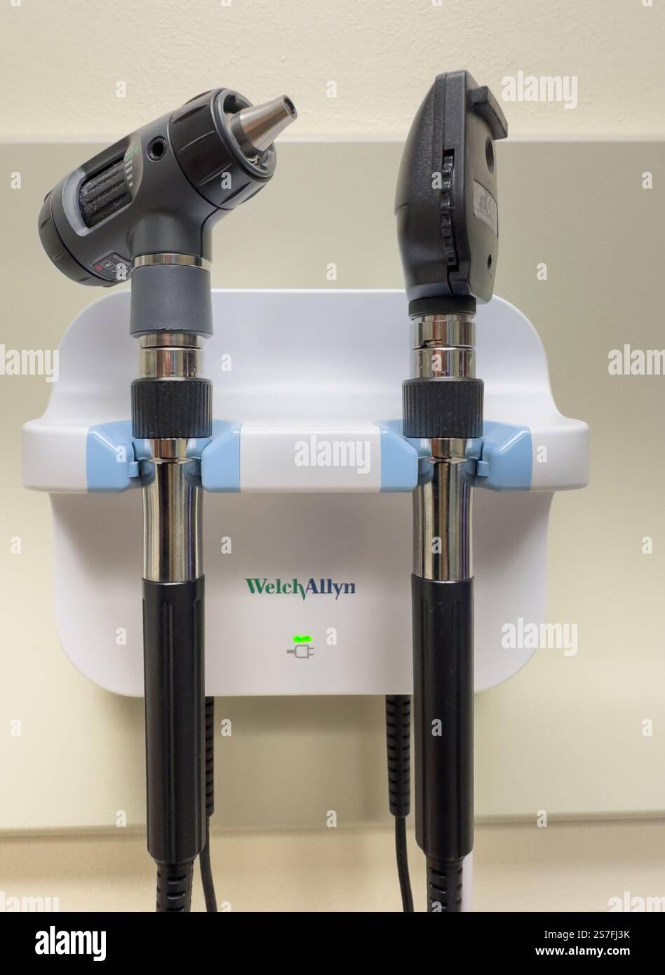 Sistema a parete integrato Welch Allyn con oftalmoscopio e otoscopio, strumenti di diagnostica medica per occhi e orecchie, USA. Foto Stock