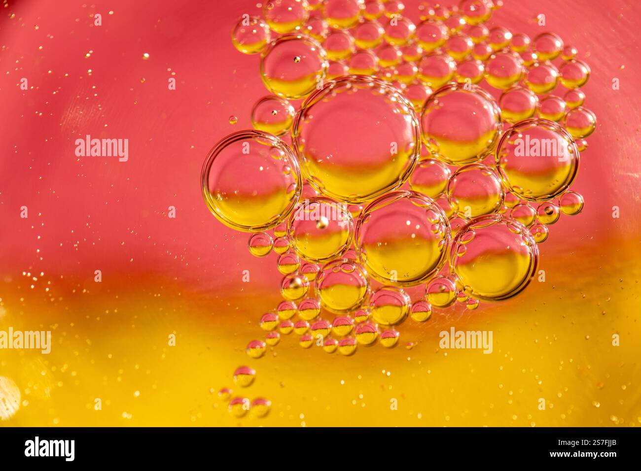 Serie di bolle trasparenti con tonalità rosa e giallo, perfette per sfondi e texture Foto Stock