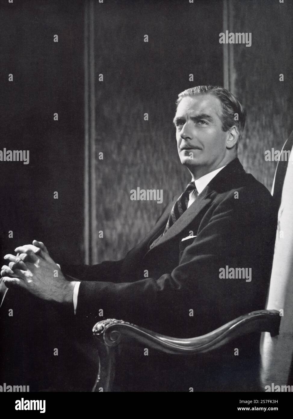 Anthony Eden (1897–1977) è stato uno statista britannico che servì come ministro degli Esteri e in seguito come primo ministro. Come ministro degli Esteri durante la seconda guerra mondiale, ha svolto un ruolo chiave nel plasmare la politica estera britannica e nella gestione delle relazioni con le potenze alleate. Eden fu determinante nella diplomazia post-bellica, ma la sua carriera politica fu segnata da sfide, tra cui la gestione della crisi di Suez durante il suo periodo come primo ministro. Foto Stock