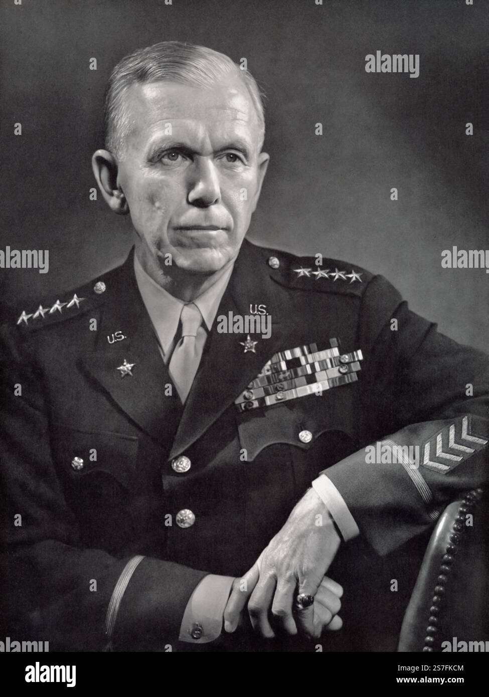 George Catlett Marshall (1880–1959) è stato un ufficiale e statista dell'esercito statunitense che ha servito come Capo di Stato maggiore dell'esercito durante la seconda guerra mondiale e come Segretario di Stato dopo la guerra. Marshall giocò un ruolo fondamentale nella vittoria alleata, supervisionando le strategie militari chiave e pianificando campagne importanti. Come Segretario di Stato, guidò il piano Marshall, che contribuì a ricostruire l'Europa del dopoguerra e a rafforzare le alleanze internazionali. La sua leadership gli valse il Premio Nobel per la pace nel 1953. Foto Stock