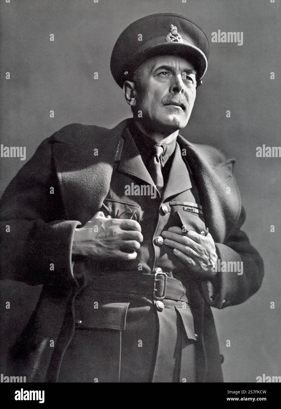 Andrew George Latta McNaughton (1887–1966) è stato un soldato e scienziato canadese, rinomato per la sua leadership durante la seconda guerra mondiale. Come comandante del Canadian Corps nell'Ottava Armata britannica, ha svolto un ruolo chiave nelle campagne del Nord Africa e dell'Italia. Un illustre ingegnere, McNaughton fu anche determinante nello sviluppo della tecnologia radar. Dopo la guerra, prestò servizio nella politica canadese e come presidente delle Canadian National Railways, contribuendo allo sviluppo del Canada nel dopoguerra. Foto Stock