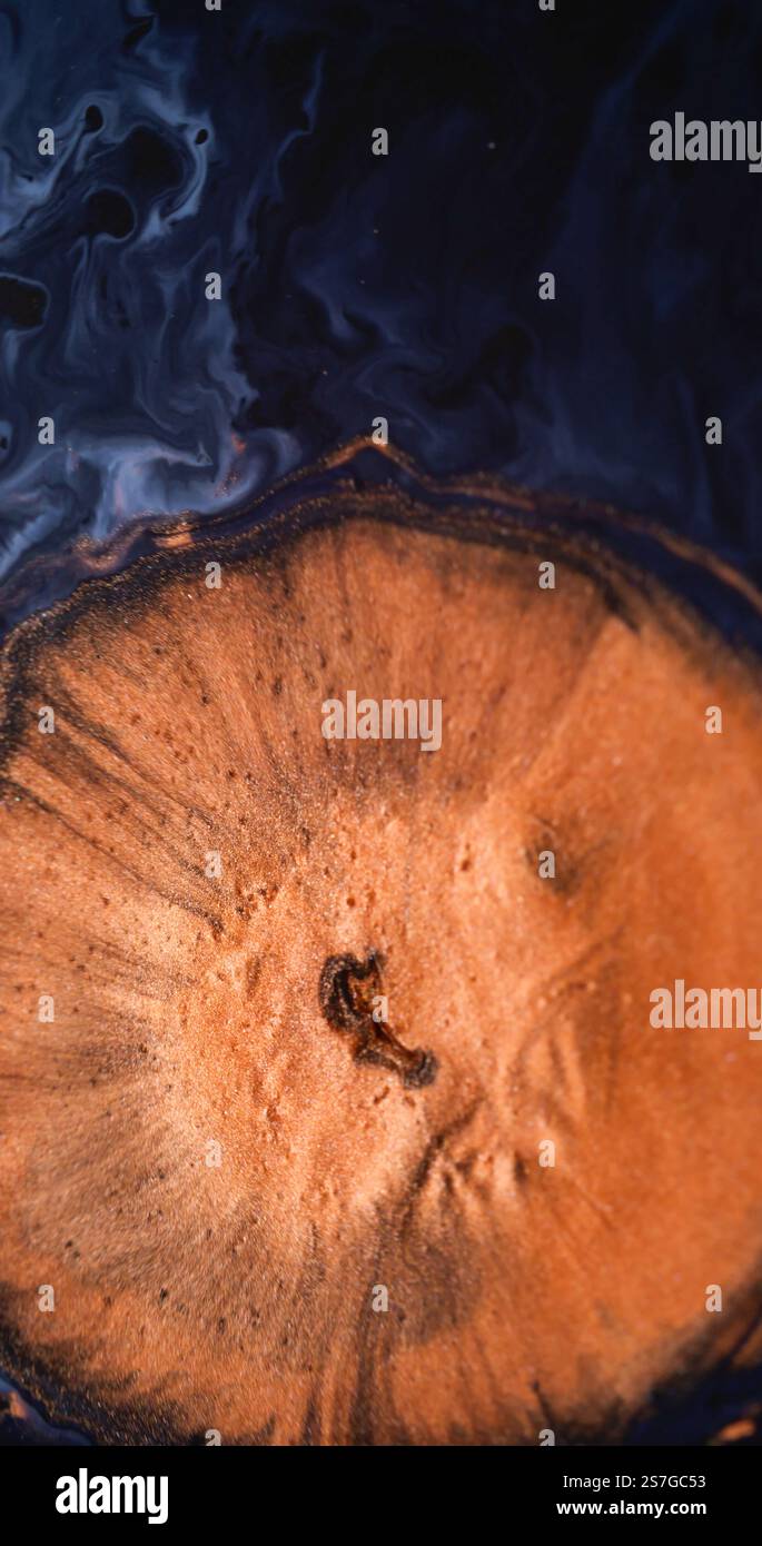 Fuoriuscita di inchiostro. Esplosione scintillante. Vulcano dell'eruzione lavica arancione. Miscela di diffusione della massa di rame fuso su fondo astratto liquido grigio nero. Foto Stock