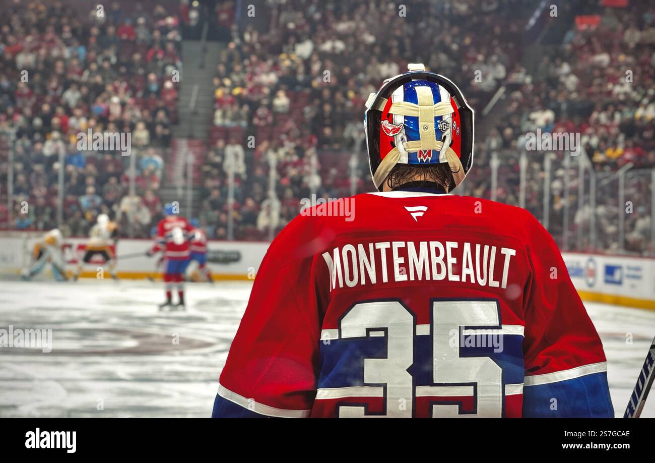 Samuel Montembeault, portiere dei Montreal Canadiens, durante una partita di hockey, con un'arena piena di tifosi che applaudiscono. Foto Stock