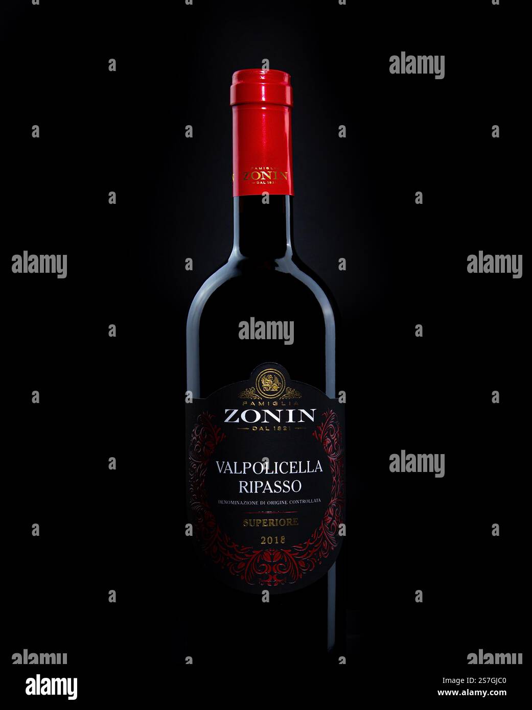 Una bottiglia di vino Zonin Valpolicella Ripasso superiore 2018, caratterizzato da un tappo rosso e da un elegante design. Foto Stock