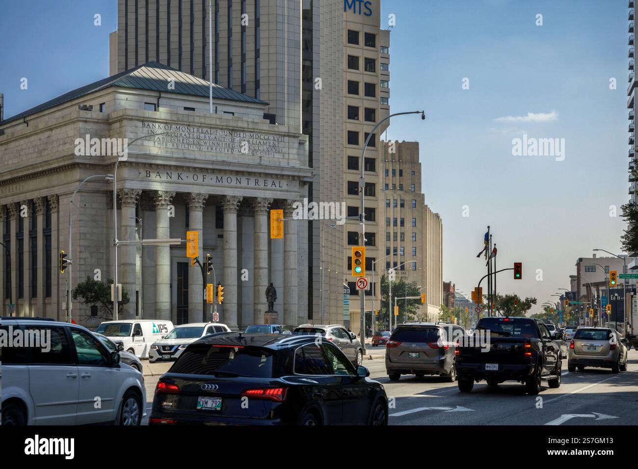L'edificio della Bank of Montreal e Main Street con traffico auto Winnipeg, Manitoba, Canada Foto Stock