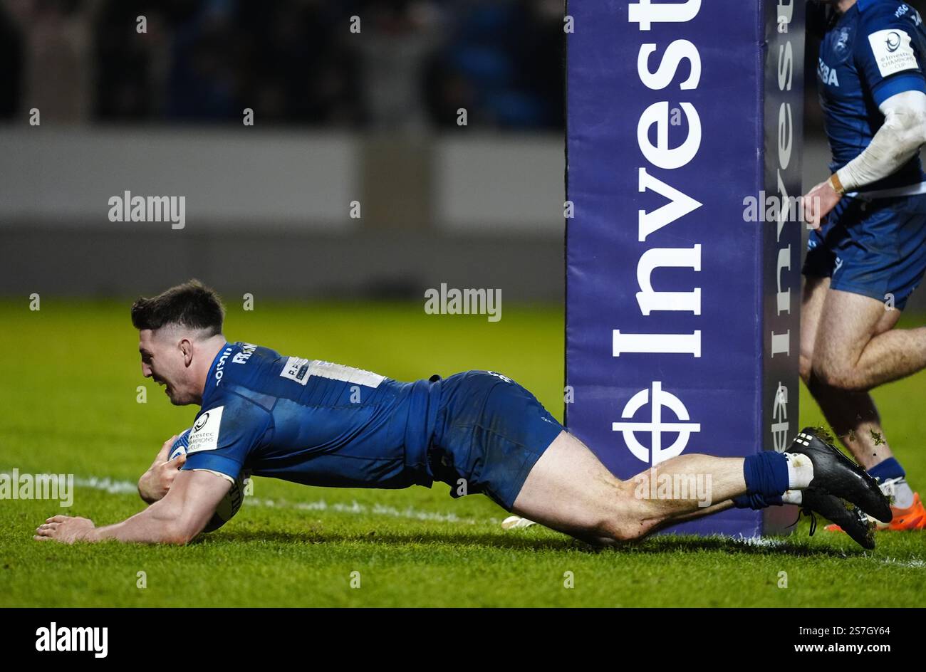 Ben Curry dei sale Sharks segna la seconda meta della squadra durante la partita della Investec Champions Cup all'AJ Bell Stadium di Salford. Data foto: Domenica 19 gennaio 2025. Foto Stock